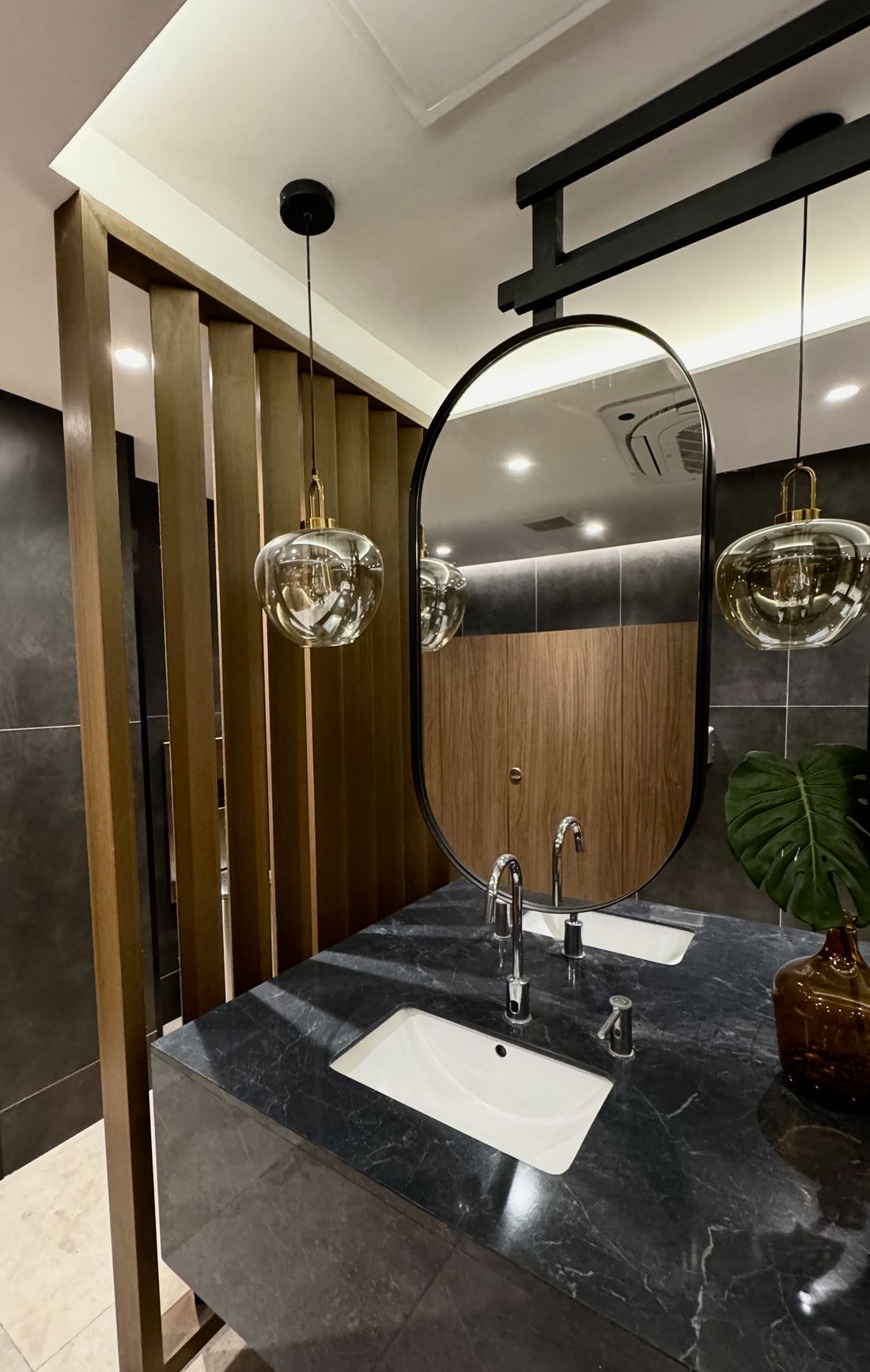 Baño · Duchas, espejos, grifería