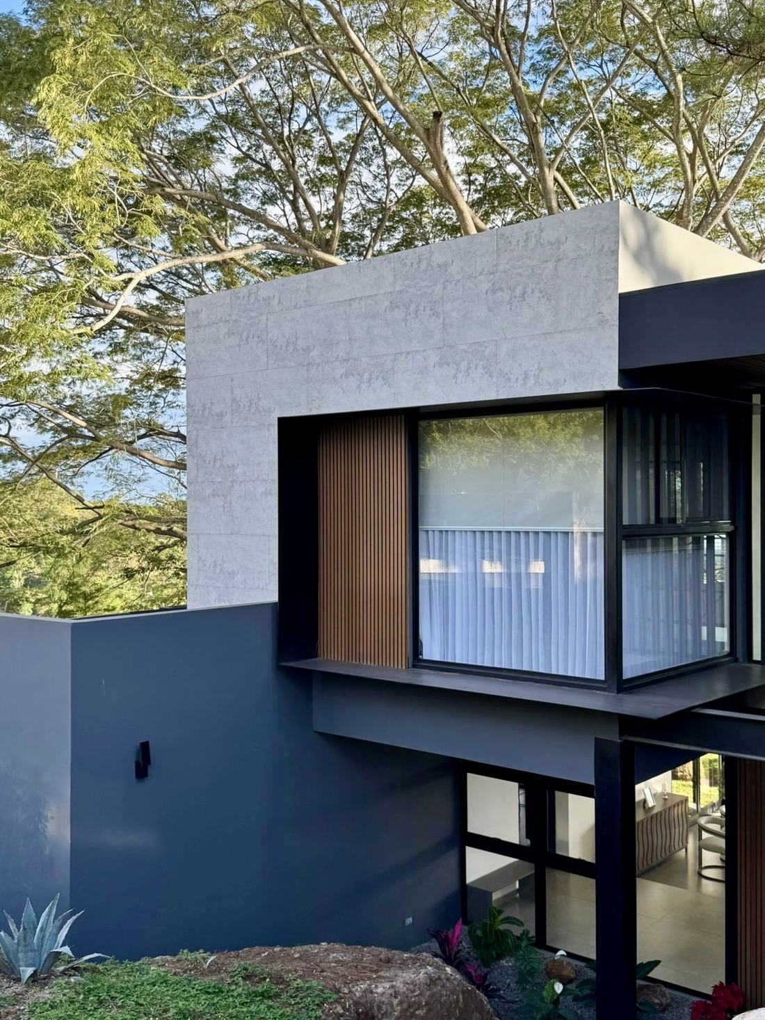 Cocina exterior con grifería dorada