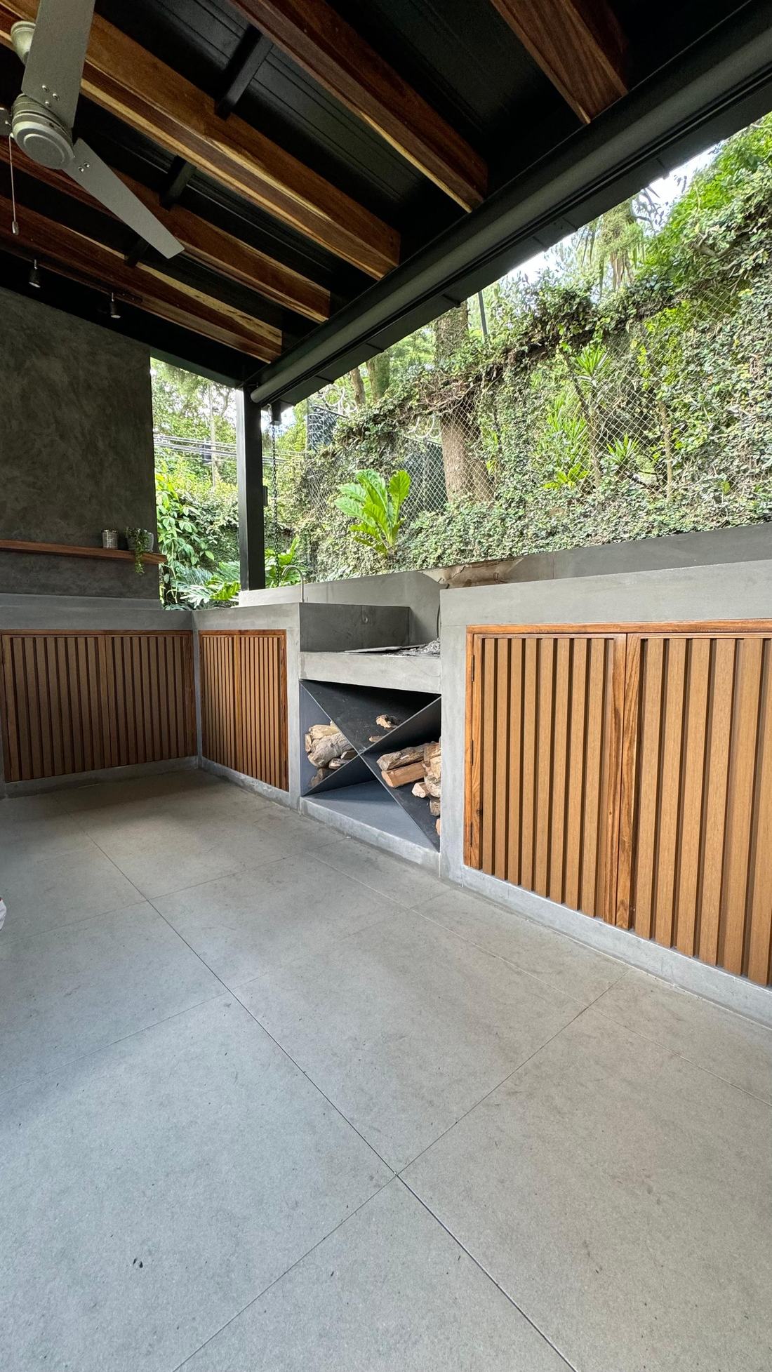 Sala con mármol oscuro