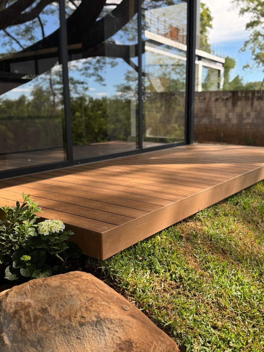 Deck WPC en terraza exterior